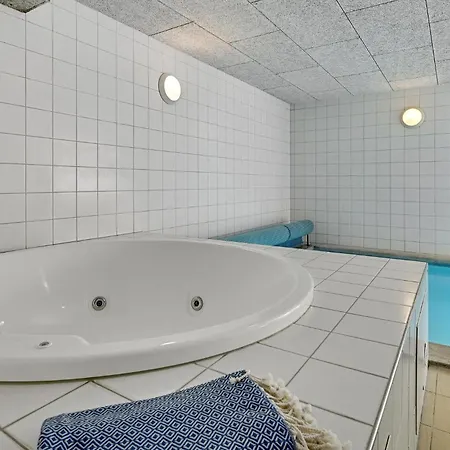 8 Bedroom Stunning In