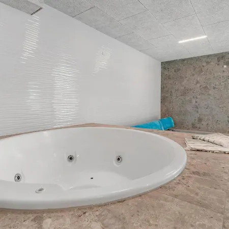 8 Bedroom Stunning In Casa de Férias Ebeltoft