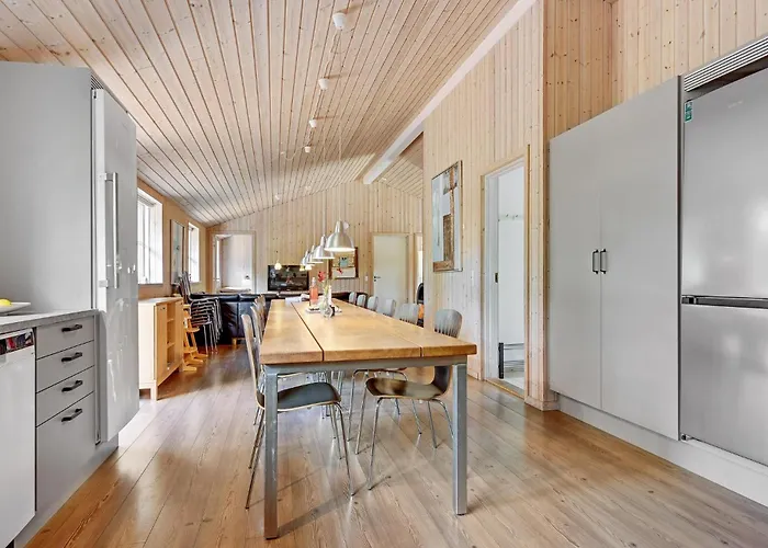 بيت للعطل 8 Bedroom Stunning In