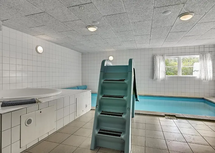 بيت للعطل 8 Bedroom Stunning In